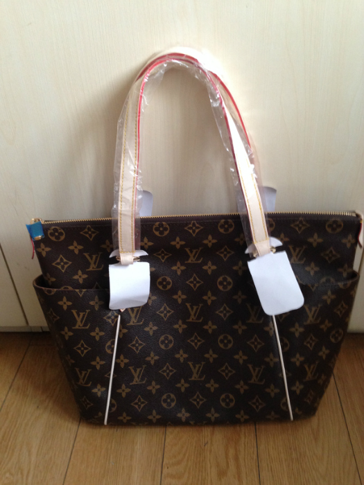 LV Totally Monogram MMŮ